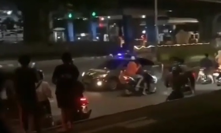 Polisi Dikeroyok di Jalan Raya, Dipukul dan Ditendang