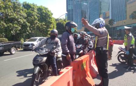 Penerapan PPKM Darurat, Akses Masuk Surabaya di Bundaran Waru Ditutup, Nakes Tak Bisa Lewat