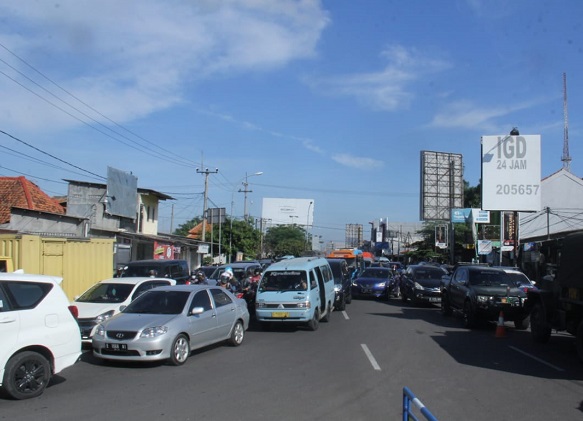 Penutupan Jalan di Pos Penyekatan Kedawung dan Krucuk Timbulkan Kemacetan, Warga Pilih Jalan Kaki