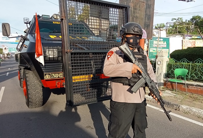 Rantis Baracuda Brimob Ikut Jaga Pos Penutupan Jalan Kota Cirebon