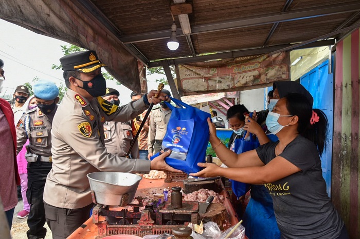 Jumat Berkah, Polresta Cirebon Bagikan Bantuan Kapolri untuk Warga