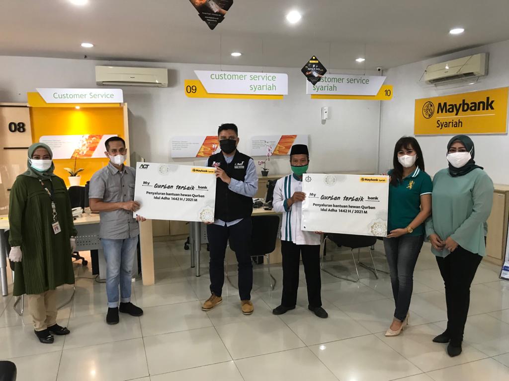 Maybank Cirebon  Salurkan Bantuan Hewan Kurban