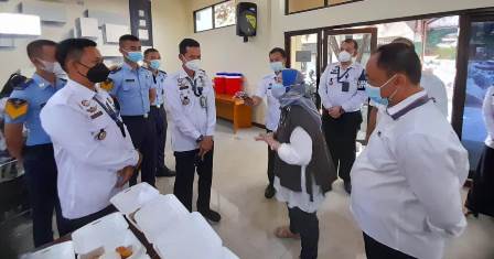 Rupbasan Berbagi, Sebar Ratusan Paket Bareng DSPPPA Kota Cirebon