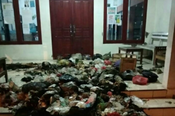 Kesal Tak Diangkut, Warga Jemaras Lor Buang Sampah di Kantor Desa