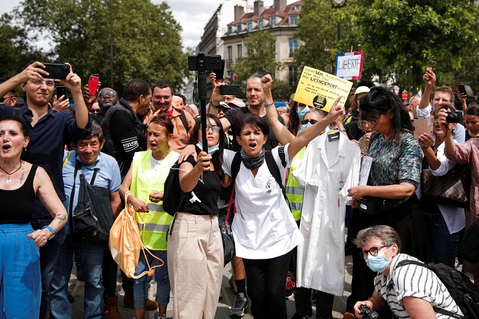 Demo Tolak Pembatasan Sosial Covid-19 di Paris Rusuh