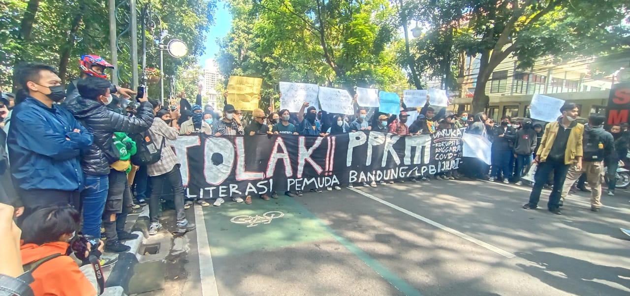 Demo Tolak PPKM di Bandung: Pelan-pelan Kita Mati