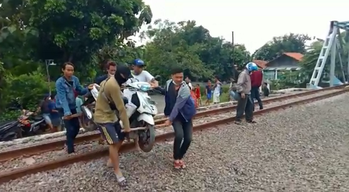 Gotong Motor Nyeberang Rel Kereta, PT KAI Daop 3 Cirebon: Denda Rp 15 Juta