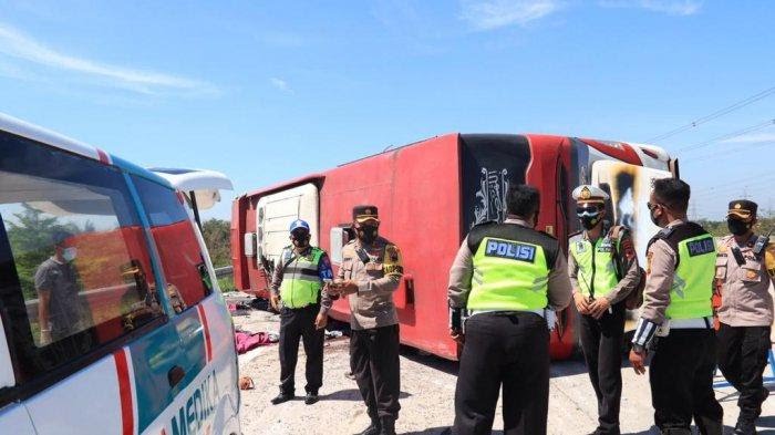 Kecelakaan Maut Tol Pemalang, Penumpang Bus Bergelimpangan di Jalan