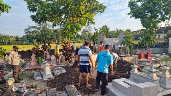 Lupa Buka Tali Pocong, Keluarga Resah, Makam Dibongkar Lagi