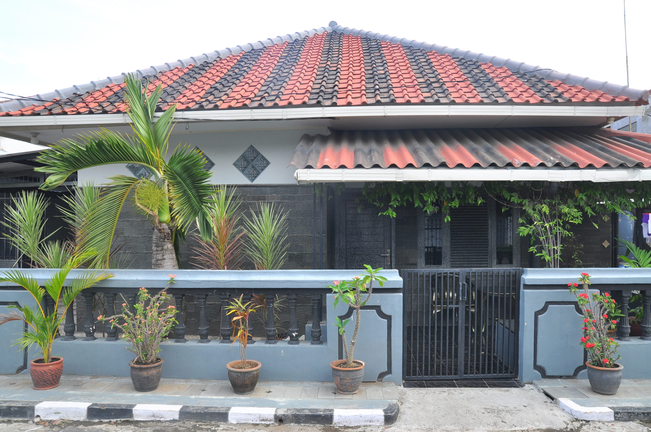 Rumah Lawas Bepilar Batu Alam