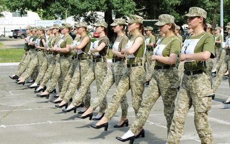 Keren, Tentara Perempuan Ukraina Parade dengan Sepatu Hak Tinggi