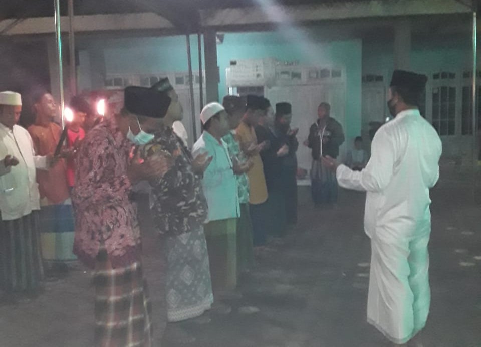 Tradisi Baritan Tolak Bala dan Wabah Corona, 7 Ustad Adzan di 7 Persimpangan di Kertasemaya Indramayu