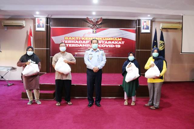 Kantor Imigrasi Cirebon Sebar Paket Sembako ke Warga dan Pegawai yang Isoman