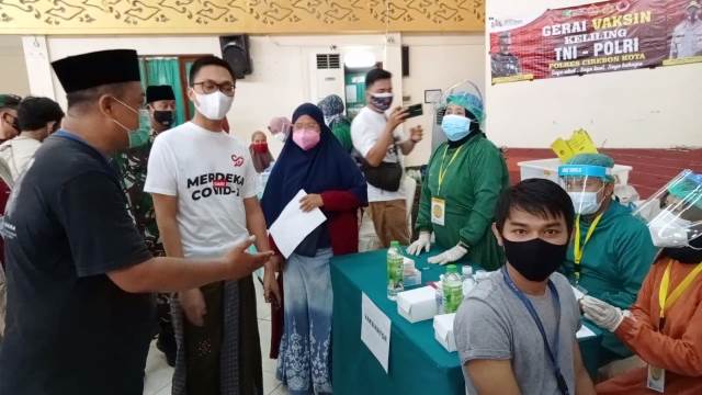 Vaksinasi di At-Taqwa Center Diserbu Ribuan Orang