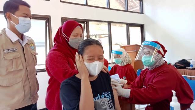 Vaksinasi di Kesenden, dari Pelajar hingga Penyandang Disabilitas