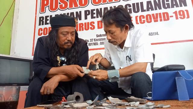 Pecahan Keramik hingga Tulang Manusia Ditemukan di Alun-alun Keraton Kasepuhan Cirebon