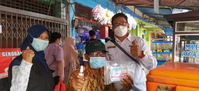 Karang Taruna Sebar Vitamin dan Handsanitizer ke Pedagang di Pasar Kanoman