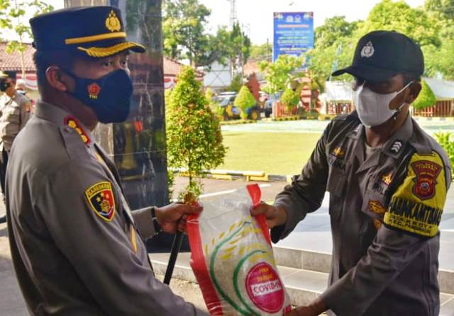 Polresta Cirebon Distribusikan Bantuan 50 Ton Beras dari Sekretariat Kepresidenan RI