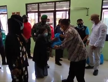Kunjungi Cangkol, Walikota Cirebon Bagikan Sembako untuk Warga Terdampak PPKM