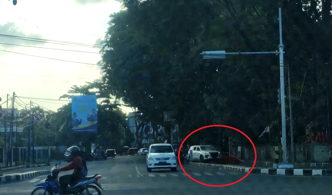 Fortuner Putih Terabas Penyekatan Jalan Cipto