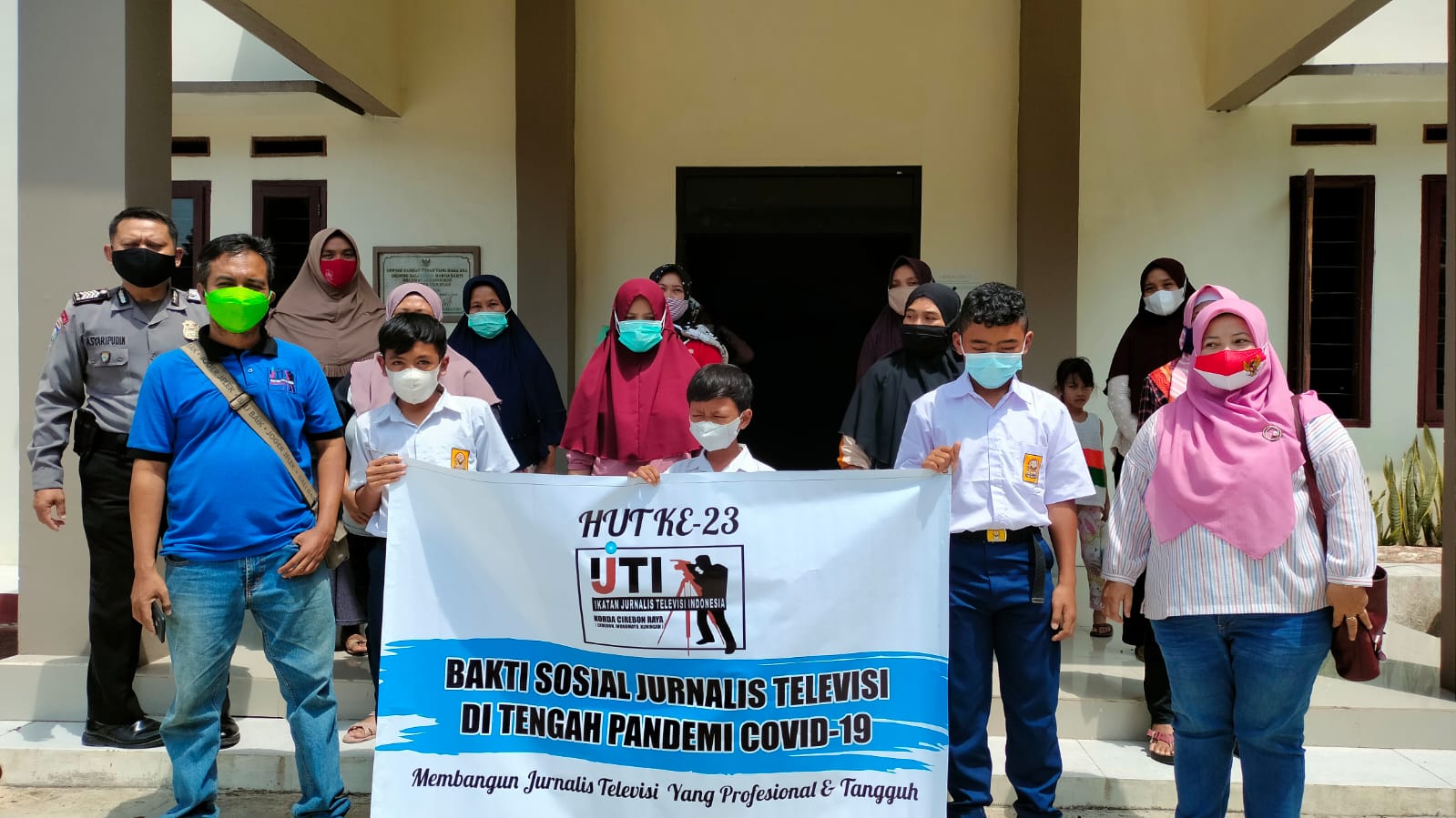 IJTI Cirebon Raya Salurkan Paket Sembako untuk Warga Terdampak Covid-19