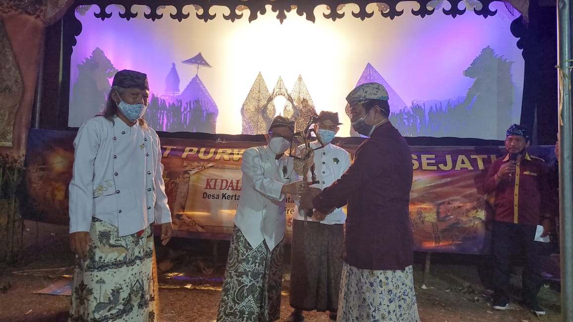 Hadir di Kapetakan, Rahardjo Djali Nonton Pertunjukkan Wayang Kulit