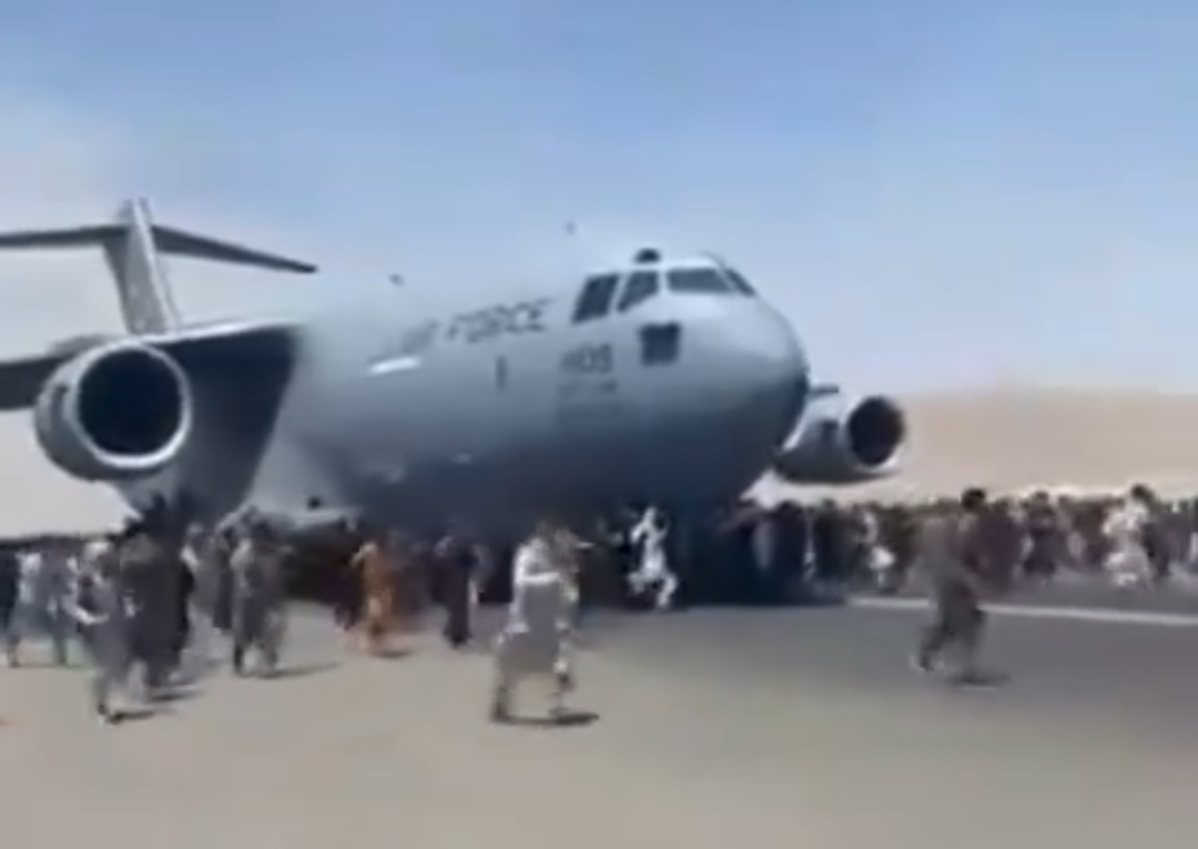 Berebut Tinggalkan Afghanistan, Warga Bergelantungan di Pesawat Amerika, Banyak yang Jatuh dari Langit