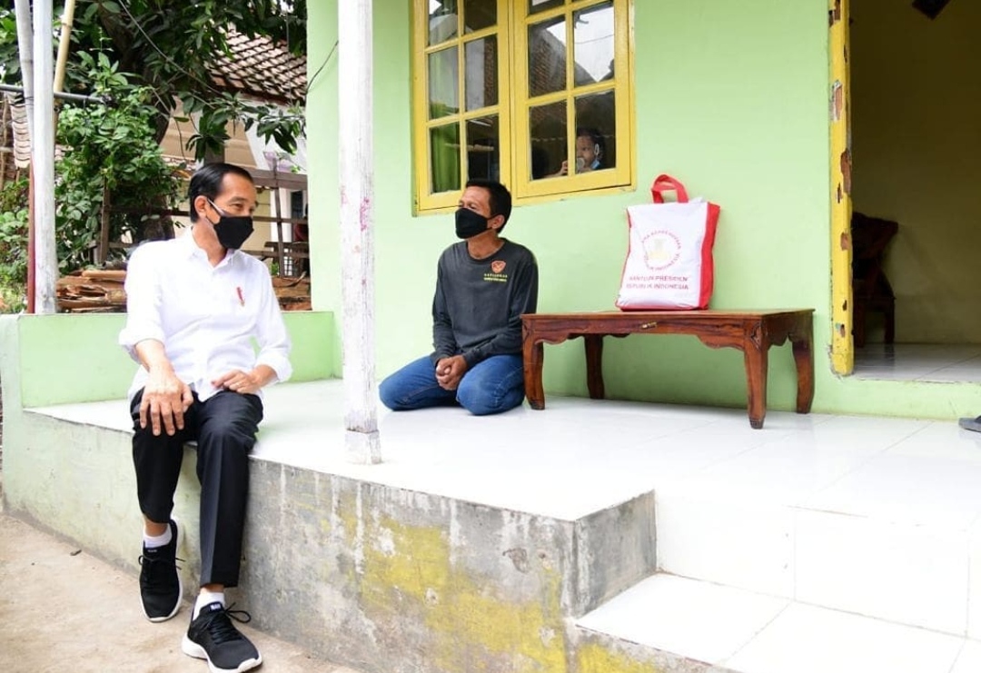 Ada “Penampakan” di Jendela saat Jokowi Duduk di Teras Rumah Warga Pengampaan Kota Cirebon