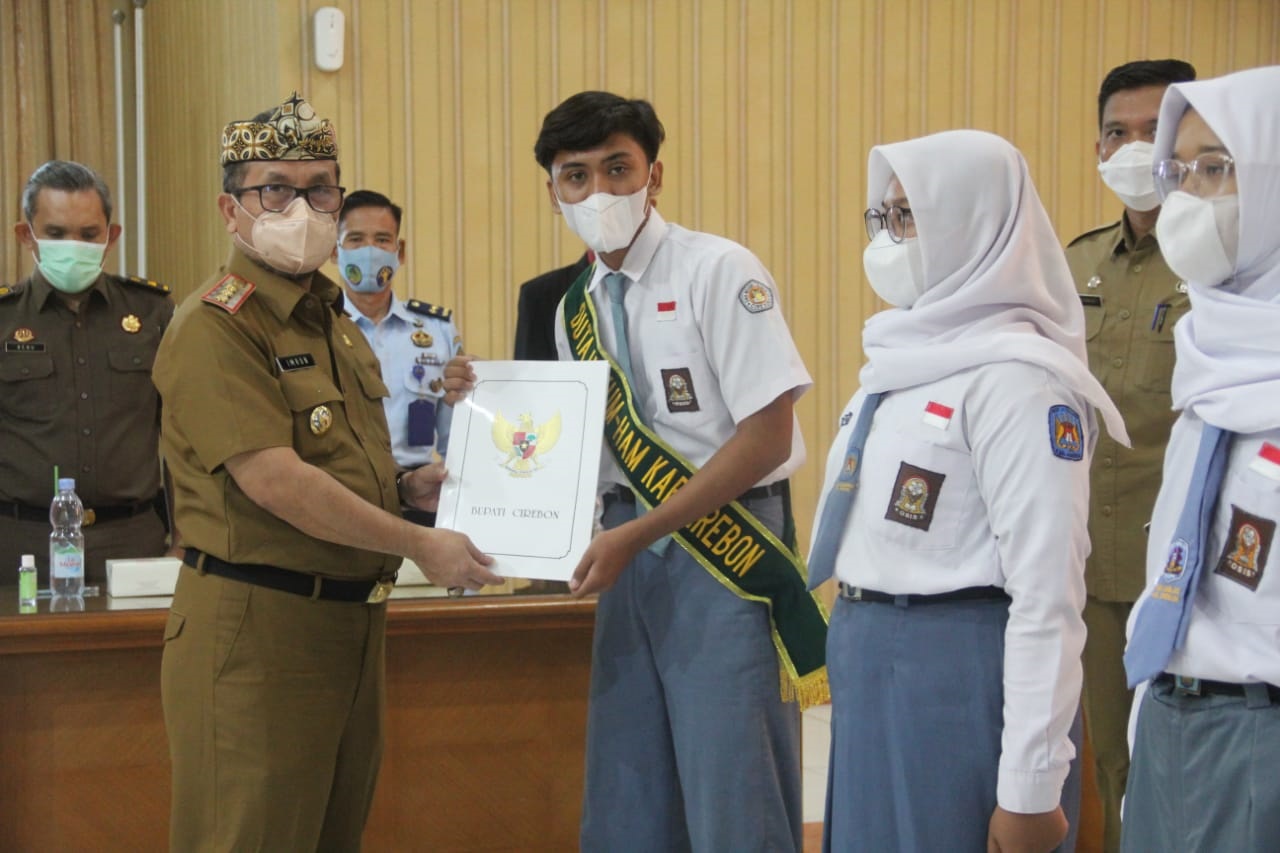 Bupati Cirebon Lantik Duta Pelajar Sadar Hukum