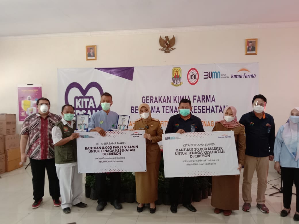 Pastikan Stok Antivirus Aman, Kimia Farma Serahkan Masker dan Vitamin untuk Nakes Kabupaten Cirebon