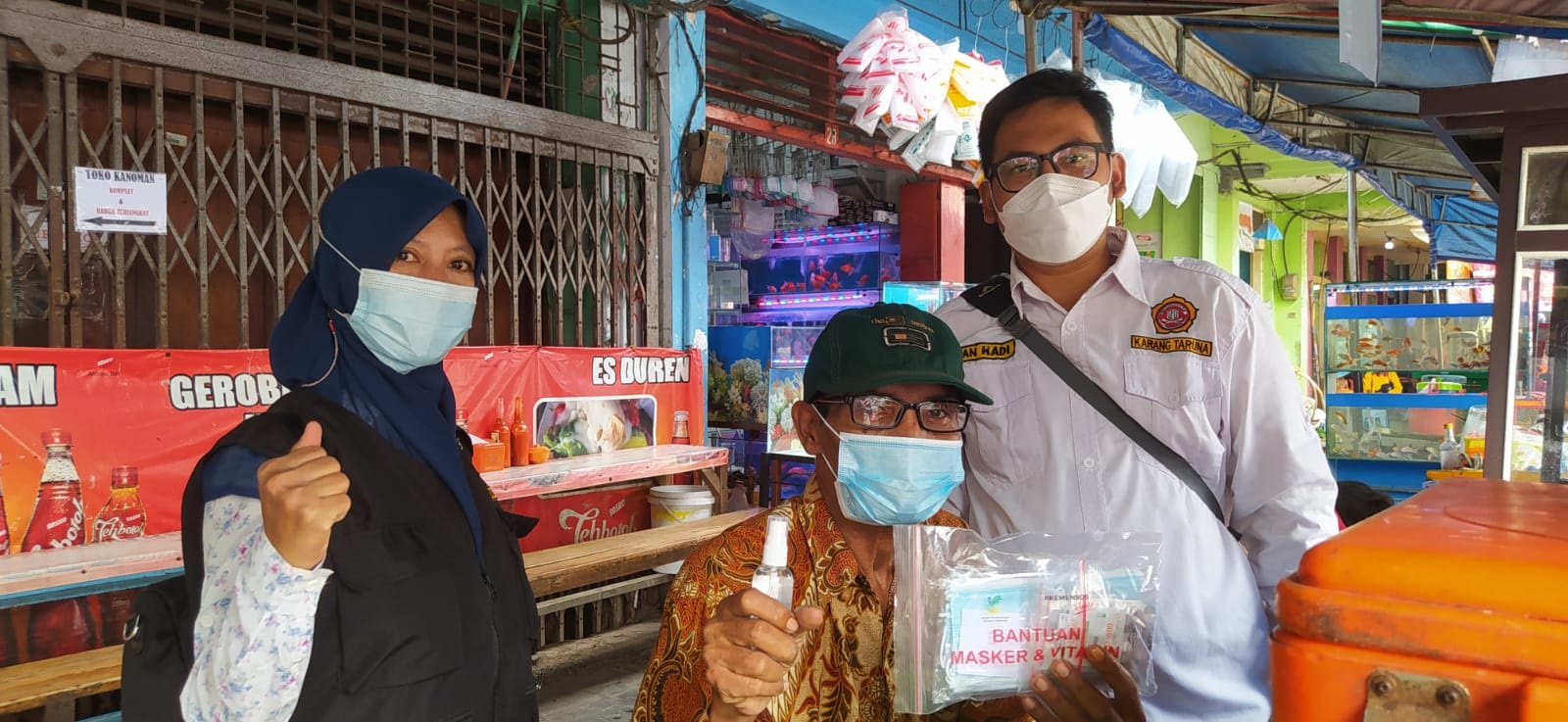 Karang Taruna Kota Cirebon Bagi Vitamin dan Masker