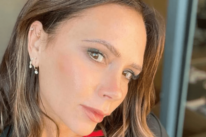 Victoria Beckham Lebih Percaya Diri Pakai Lipstik Saat di Rumah