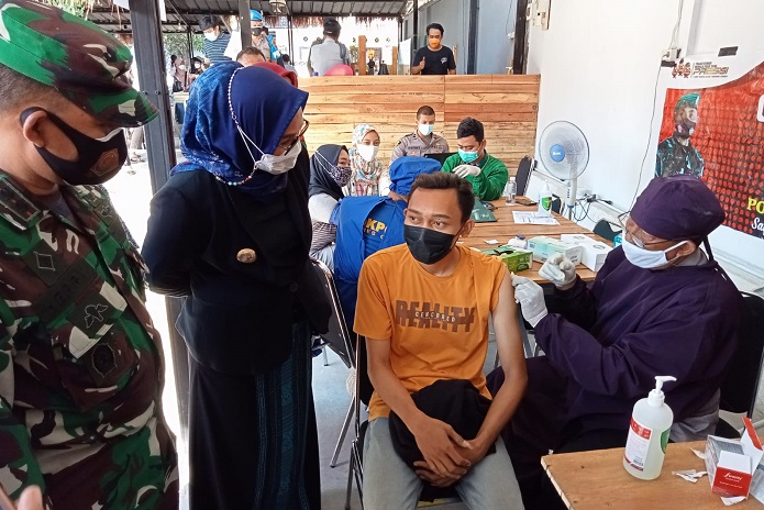 Jos! Ratusan Pelajar dan Mahasiswa Cirebon Disuntik Vaksin Covid-19 di Kedai Kopi