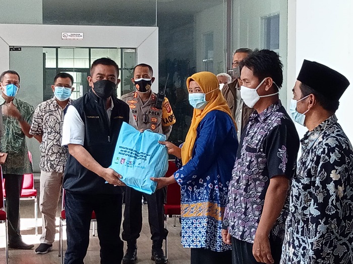 HUT Kota Cirebon, Walikota Sebar Bansos 1.000 Paket Sembako, Dibeli dari Toko Kelontong