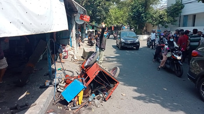 Breaking News: Tambal Ban di Jalan Samiaji Kota Cirebon Diserang Puluhan Warga, Peralatan Dirusak