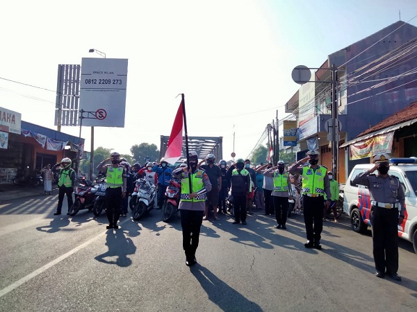 Di Perempatan Sumber, Warga dan Satlantas Polresta Cirebon Sejenak Peringati Detik-detik Proklamasi Kemerdekaa