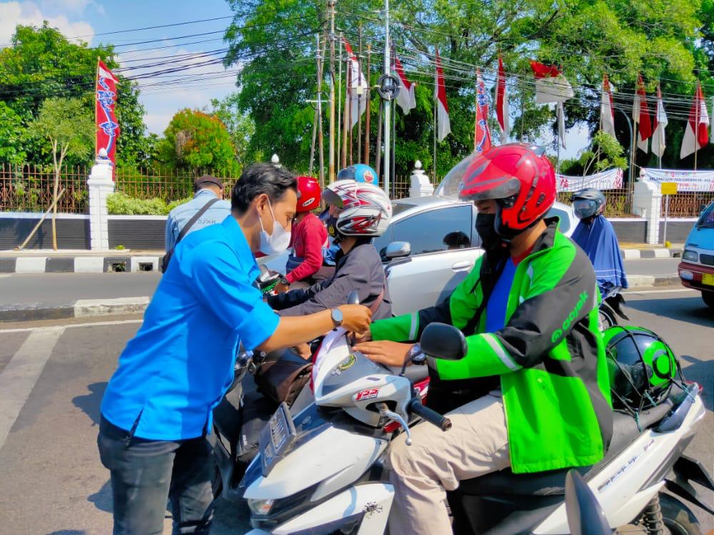 Cara Unik Rayakan Kemerdekaan, Borong Pedagang Bendera di Kota Cirebon