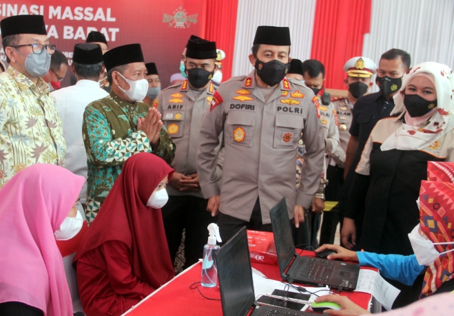 Giliran Ponpes Jadi Lokasi Vaksinasi Massal, Kapolda Jabar: Bisa Jadi Contoh Masyarakat