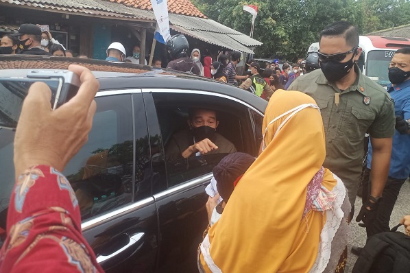 Bertolak ke Kuningan, Jokowi Sempat Buka Kaca dan Sapa Warga di Jalanan