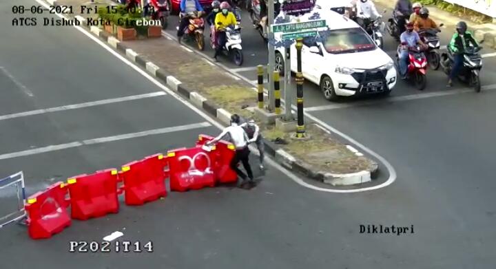 Dua Manusia Silver Ini Sedang Diburu Polres Cirebon Kota, Ada yang Kenal?