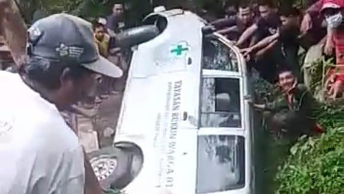 Sedang Bawa Jenazah, Ambulans Covid-19 Terjun Masuk ke Jurang