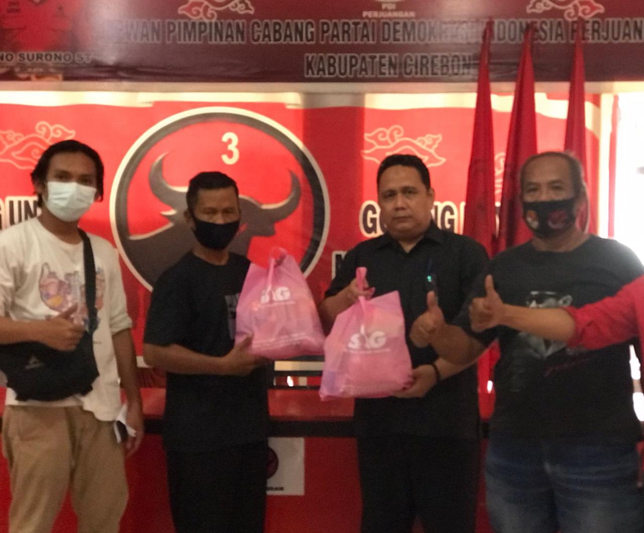 Selly Distribusikan Ratusan Paket Sembako untuk Posko Darurat Covid-19 DPC PDI Perjuangan