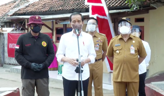 Tinjau Vaksinasi “door to door” di Kota Cirebon, Jokowi Ungkap Rasa Syukur