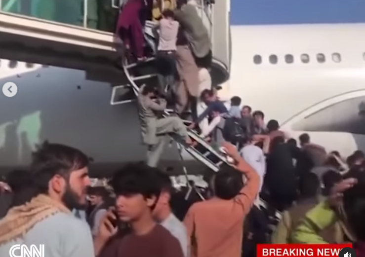Warga Afghanistan Kabur dari Taliban, Berebut Naik Pesawat, Amerika akan Lanjutkan Evakuasi