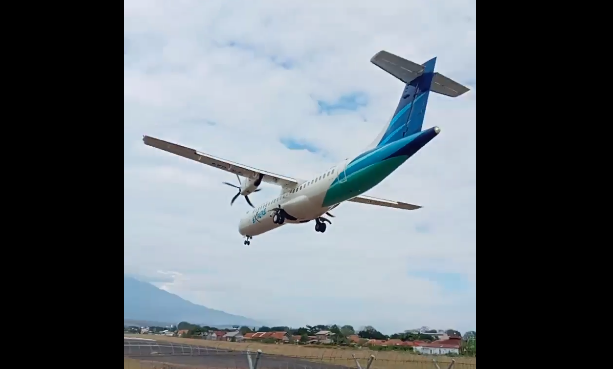 Pesawat Jokowi Mendarat Mulus di Penggung, Lihat Videonya di Sini