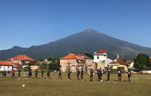 Kejutan! PS Barito Putera Latihan di Lapangan Desa Bojong Kuningan, Ada Djadjang Nurdjaman
