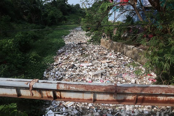 Parah Banget! Lihat Nih Tumpukan Sampah Bungkus Makanan di Sungai Pilang Setrayasa