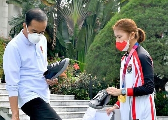 Jokowi Pakai Sepatu Baru di Depan Greysia Polii, Oh Ternyata Istimewa