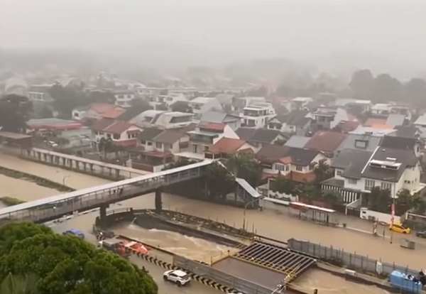 Singapura Banjir Bandang, Jalan seperti Sungai, Mall Kemasukan Air