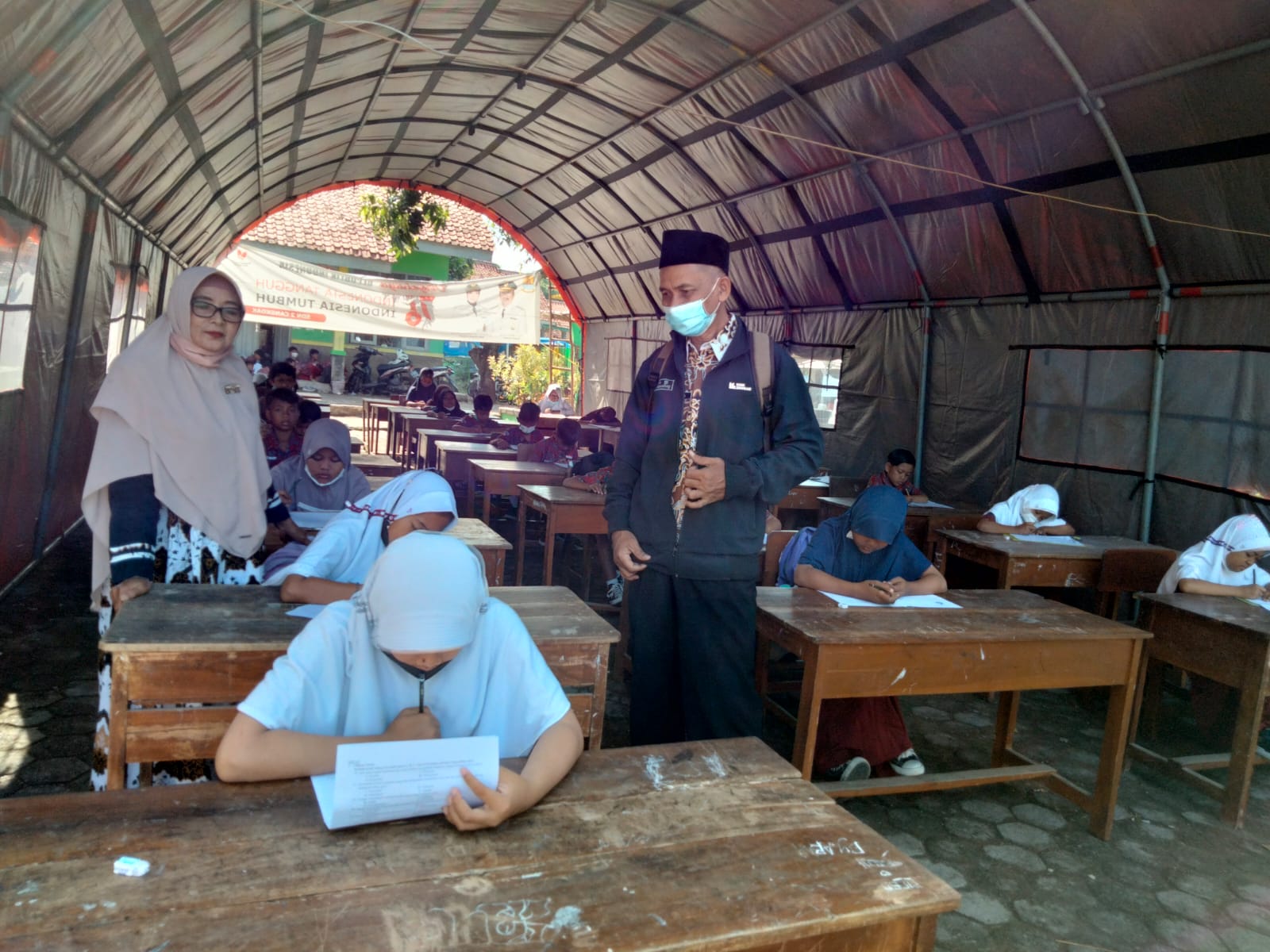 Siswa Terpaksa Belajar di Tenda Darurat